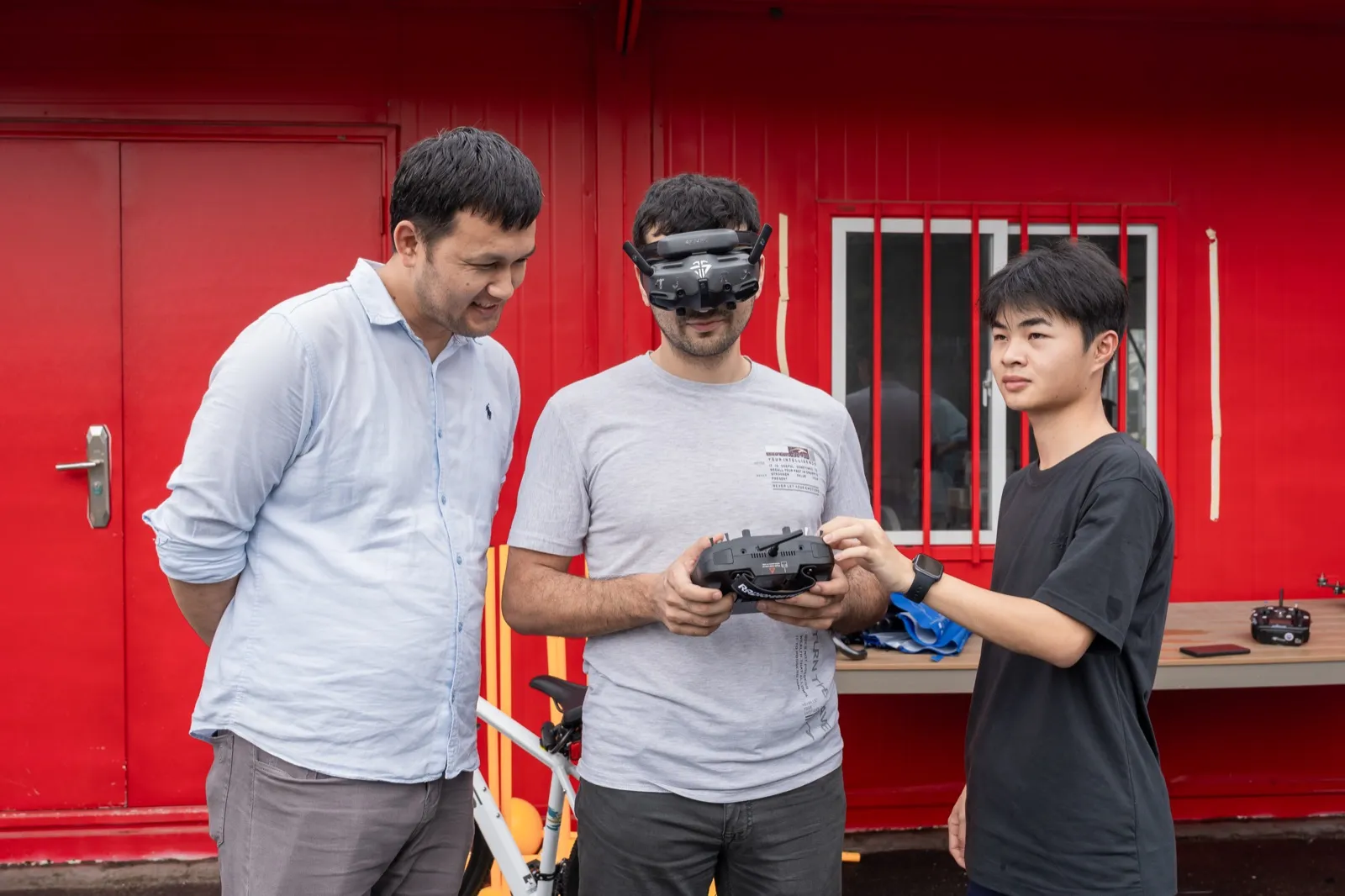 FPV 实操训练：学员在教练指导下使用飞行眼镜与遥控器