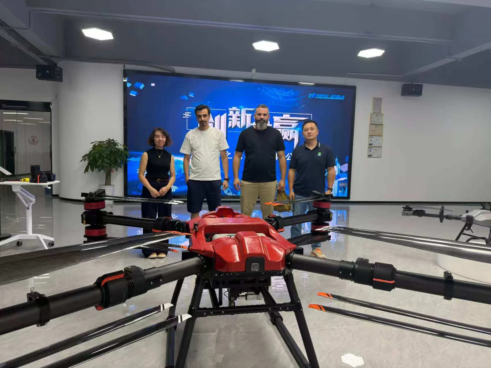 Échanges et photos de groupe sur le site du salon consacré aux drones