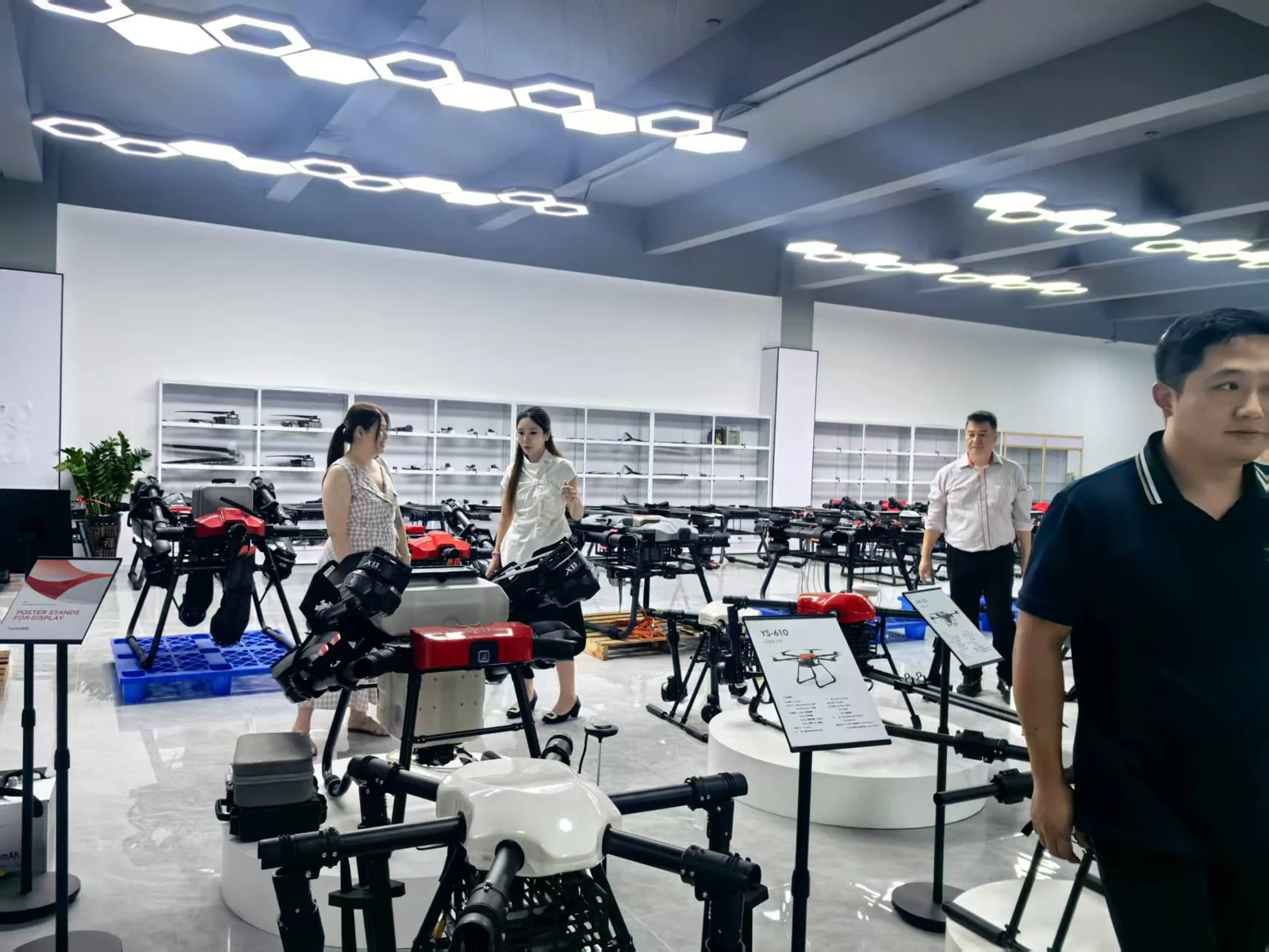 Images réelles d'une visite et d'échanges au salon consacré aux drones